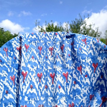 Indienne bleu, rouge et blanche façon ikat vendue à la coupe