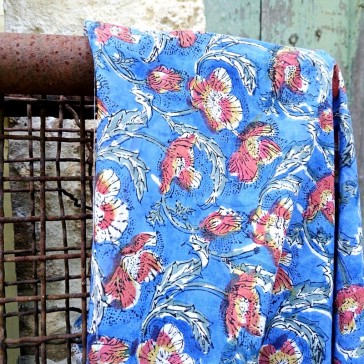 Indienne à fond bleu avec fleurs de pavot rouille