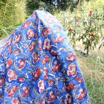 Coton indien à fleurs marron rouille sur fond bleu