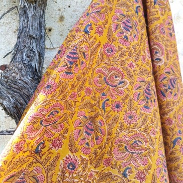 Indienne à fond ocre avec fleurs roses et bleues vendue à la coupe par Maison Pouic