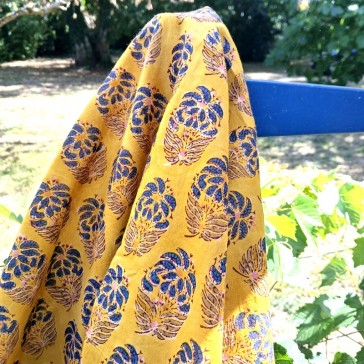 Indienne à fond moutarde avec petites fleurs bleu marine