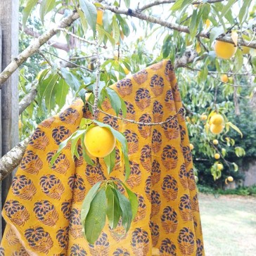Indienne à fond ocre avec petites fleurs bleues vendue à la coupe par Maison Pouic