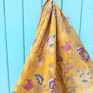 Coton indien à fleurs roses et bleues sur un fond ocre