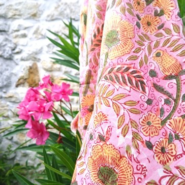 Indienne à fleurs jaunes et feuilles vertes sur fond rose vendue la coupe par Maison Pouic