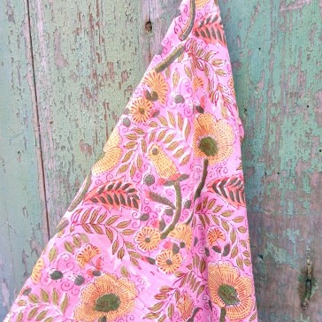 Coton indien à fond rose avec fleurs jaunes et feuilles vertes par Maison Pouic