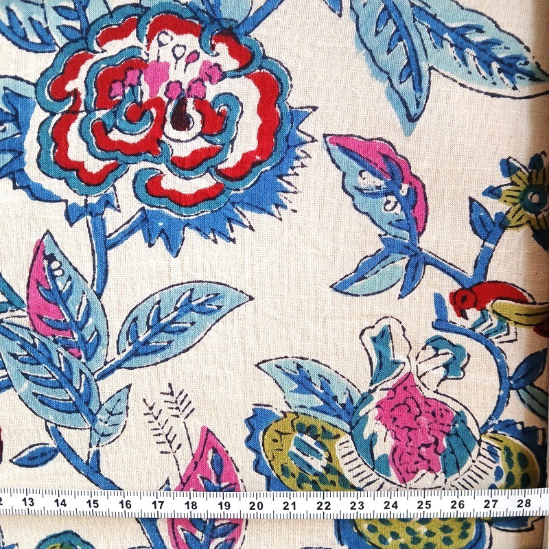 Indienne à fond écru avec ramages de grandes fleurs bleues, rouges et vertes vendue à la coupe par Maison Pouic Indienne à fond écru avec ramages de grandes fleurs bleues, rouges et vertes vendue à la coupe par Maison Pouic