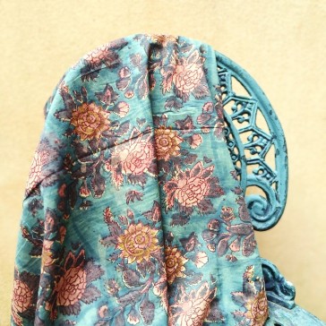 Coton indien à fond vert et fleurs roses vendu à la coupe par Maison Pouic