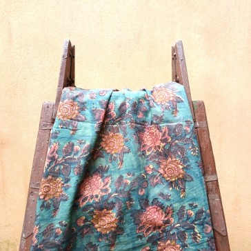 Coton indien à fleurs roses et ocre sur fond vert vendu à la coupe par Maison Pouic