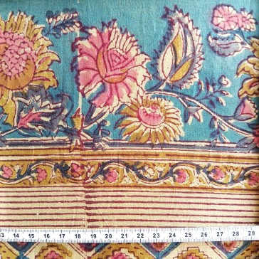 Coton indien avec succession de motifs floraux, rayures et formes géométriques dans les tons ocre, verts et roses