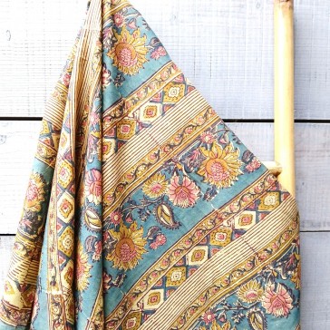 Coton indien à motifs géométriques, rayures et fleurs beiges, roses et vertes