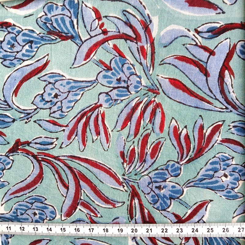 Indienne à fleurs bleues et feuilles bordeaux sur fond bleu vendue à la coupe par Maison Pouic Indienne à fleurs bleues et feuilles bordeaux sur fond bleu vendue à la coupe par Maison Pouic