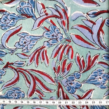 Indienne à fleurs bleues et feuilles bordeaux sur fond bleu vendue à la coupe par Maison Pouic