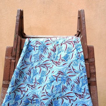 Coton indien à fleurs bleues et feuilles bordeaux sur fond bleu