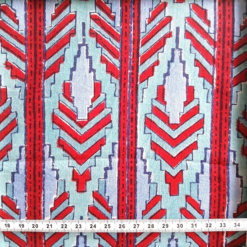 Coton indien aux motifs géométriques rouges sur fond bleu vendu à la coupe par Maison Pouic