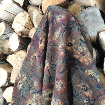 Coton khadi à motifs de fleurs camel sur fond  marron vendu à la coupe par Maison Pouic