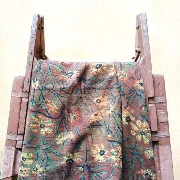Khadi indien à fleurs beiges sur fond marron