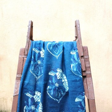 Indienne en indigo à motifs de nénuphars vendue à la coupe par Maison Pouic