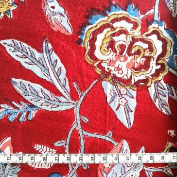 Coton indien à grandes fleurs bleues et rouges sur fond rouge