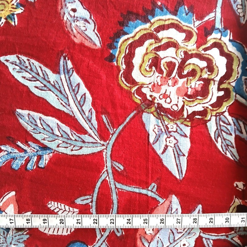 Coton indien à grandes fleurs bleues et rouges sur fond rouge