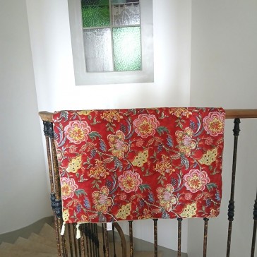 Plaid en coton indien grandes fleurs sur fond rouge et gaze de coton vert amande.