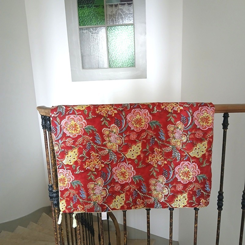 Bout de lit en coton indien rouge à motif de grandes fleurs et gaze de coton vert amande par Maison Pouic