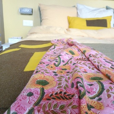 Indienne fond rose fleurs jaunes par Maison Pouic