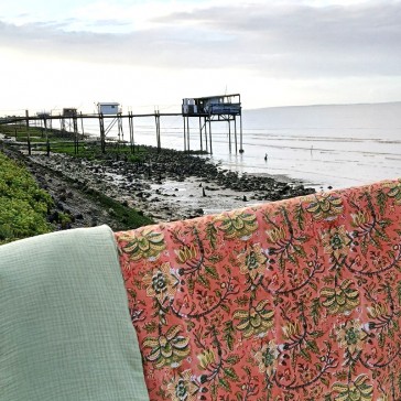 Bed cover corail à fleurs vertes et jaunes et gaze de coton vert amande par Maison Pouic