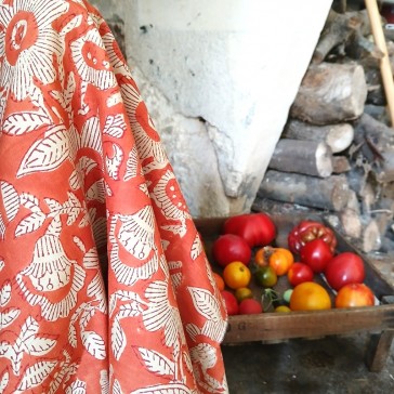 Tissu indien grandes fleurs beiges fond rouille