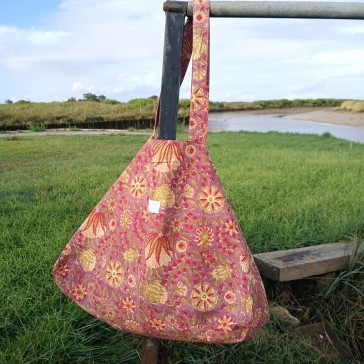 Sac Maison Pouic en indienne à fleurs vertes rouges et beiges doublé en gaze de coton vert amande