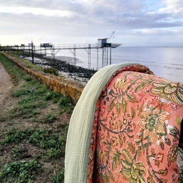 Plaid Maison Pouic en indienne corail et gaze de coton vert amande.
