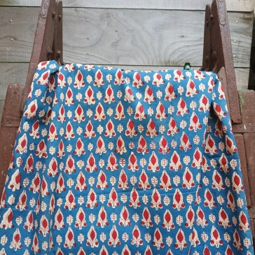 coton indien fond bleu fleures rouges stylisées