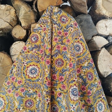 coton indien fond havane fleurs bleues et roses.
