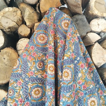 Coton indien fond bleu arabesques de fleurs roses et havane.