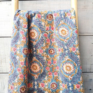 coton indien fond bleu arabesques havane et roses