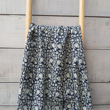 Coton indien fleurs blanches fond noir.