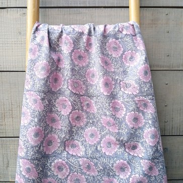Tissu indien fond gris fleurs mauve.