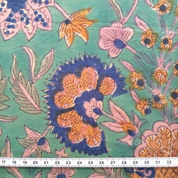 Coton indien à fond vert, grandes fleurs et feuilles bleues, ocres et mauves