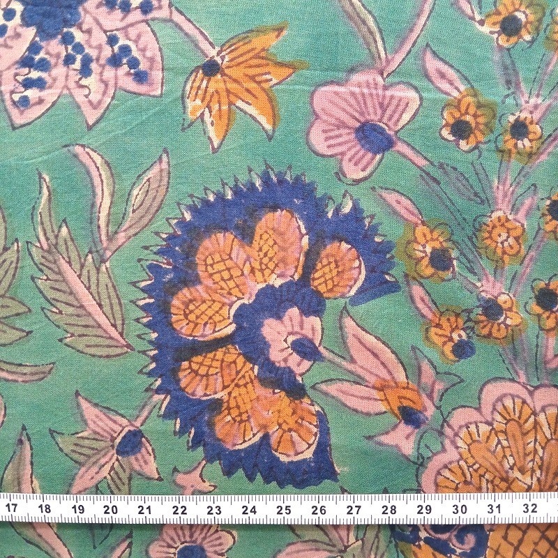 Coton indien à fond vert, grandes fleurs et feuilles bleues, ocres et mauves Coton indien à fond vert, grandes fleurs et feuilles bleues, ocres et mauves