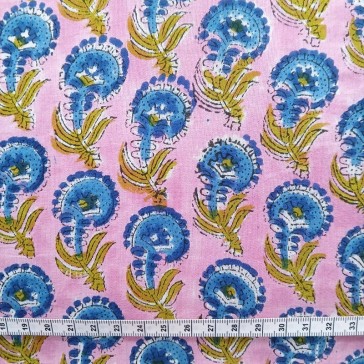 Indienne à fond rose et répétition de fleurs bleues vendue à la coupe par Maison Pouic