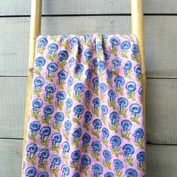 Coton indien fond rose et motif répétitif de petites fleurs bleues vendu à la coupe par Maison Pouic