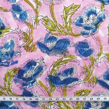 Indienne à fond rose et fleurs bleues vendue à la coupe par Maison Pouic