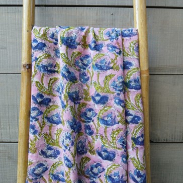 Tissu indien en coton à fond rose et fleurs bleues vendu à la coupe par Maison Pouic