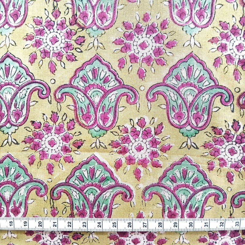 Indienne à fond anis couvert de fleurs stylisées vertes et bordeaux Indienne à fond anis couvert de fleurs stylisées vertes et bordeaux