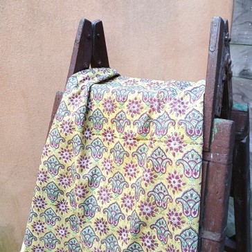 Tissu indien à fond anis et fleurs stylisées vertes et bordeaux vendu à la coupe par Maison Pouic