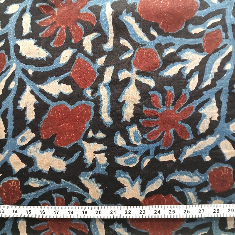 Modal à fond noir, fleurs marron, tiges et feuilles gris et écru Modal à fond noir, fleurs marron, tiges et feuilles gris et écru