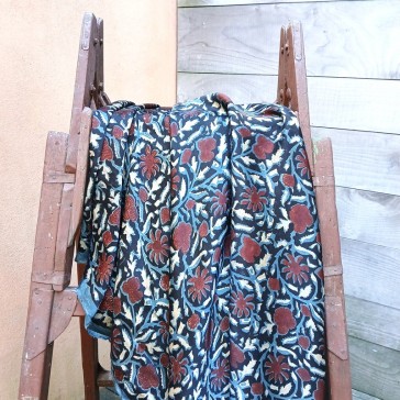 Modal avec fond noir et entrelac de fleurs marron, de tiges grises et de feuilles écrues