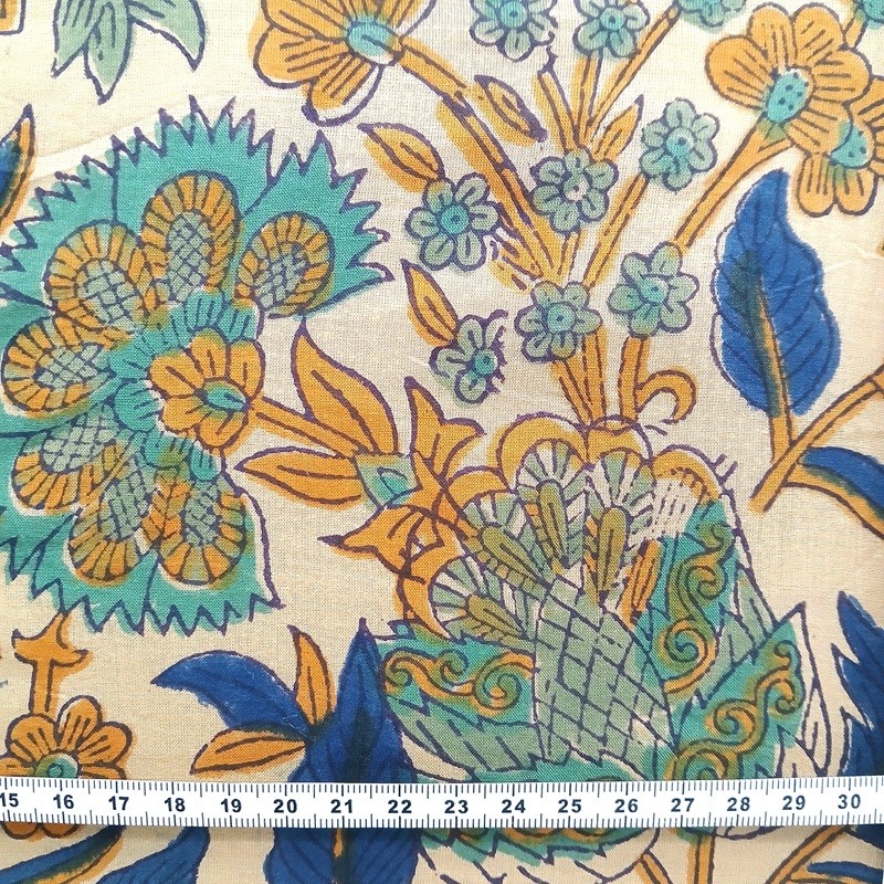 Indienne à fond beige couvert de fleurs ocres, vertes et bleues Indienne à fond beige couvert de fleurs ocres, vertes et bleues