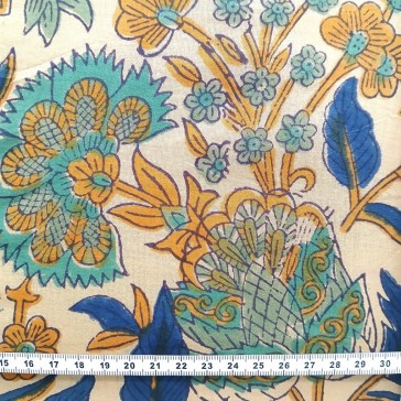 Indienne à fond beige couvert de fleurs ocres, vertes et bleues
