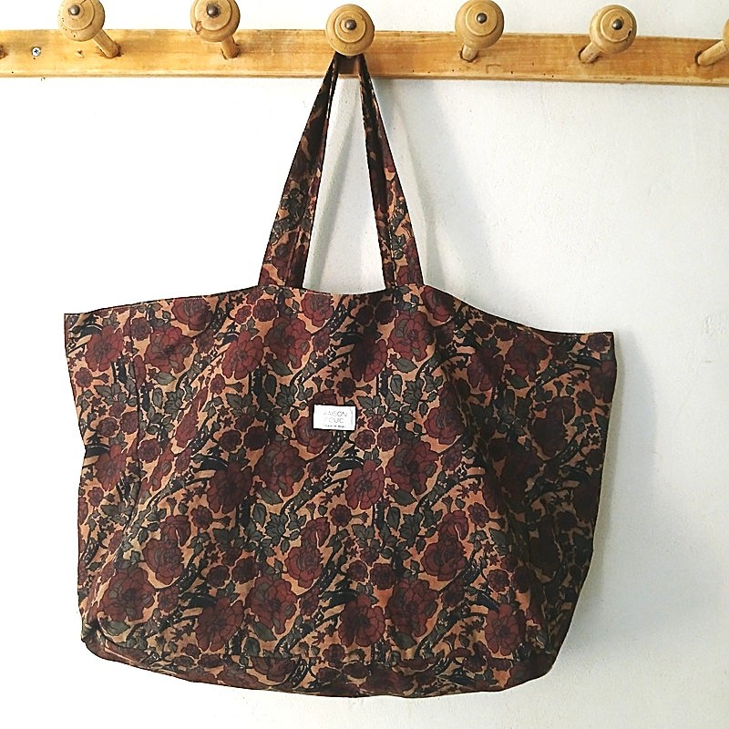 Sac réversible en coton khadi façon ikat et fleuri par Maison pouic. Sac réversible en coton khadi façon ikat et fleuri par Maison pouic.