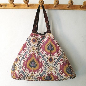 Sac réversible en coton khadi fleurs marrons et façon ikat par Maison pouic.